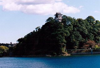 木曽川対岸から望む犬山城